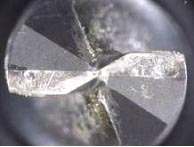 （b）超微結晶ダイヤモンドコーティングドリル 3,600穴切削時