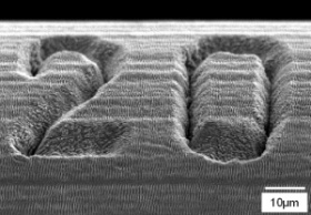 微小刻印に形成した周期構造